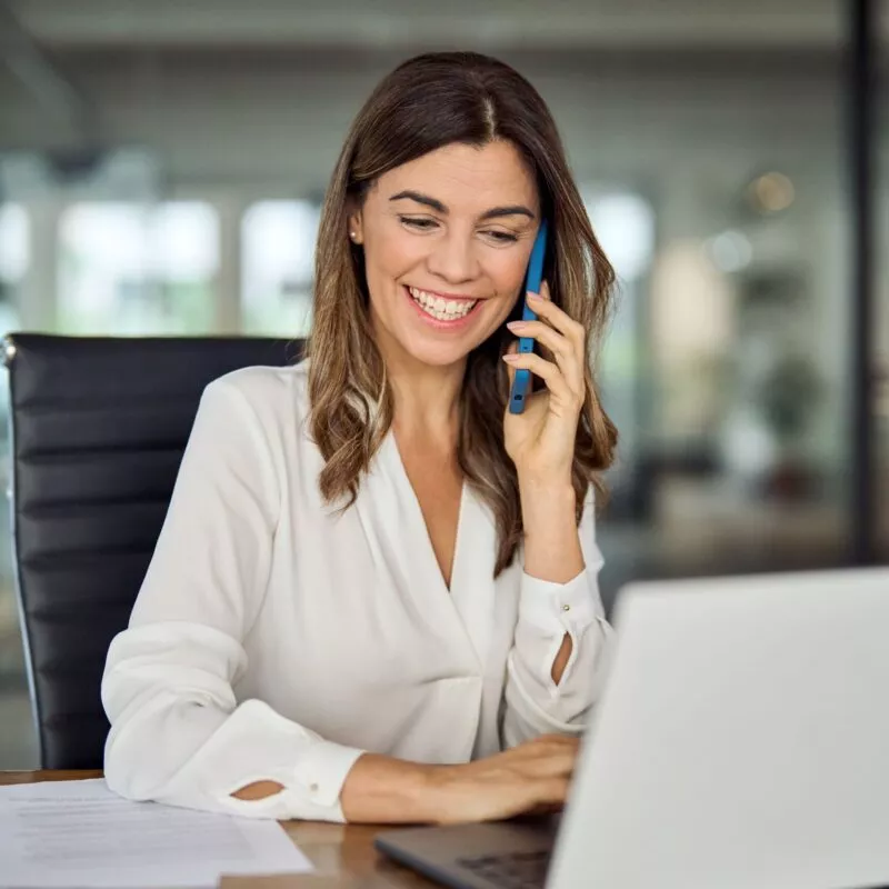 Saueressig Beraterin im Telefonat am Arbeitsplatz