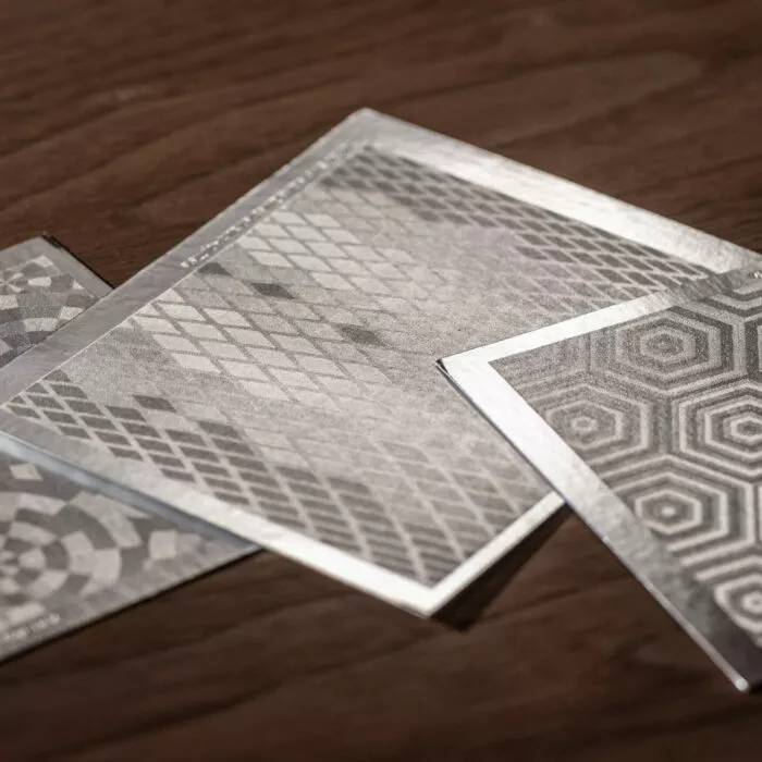 Musterkarten mit hochpräzisen geometrischen Laser-Prägungen für Sicherheitslösungen