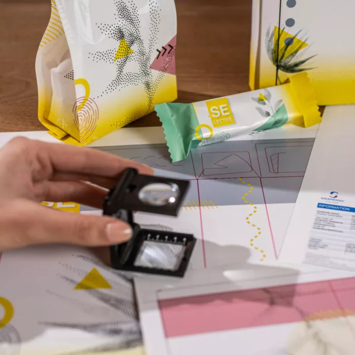 Qualitätsprüfung von bedruckten Verpackungsmustern und Druckbögen mit einer Fadenlupe