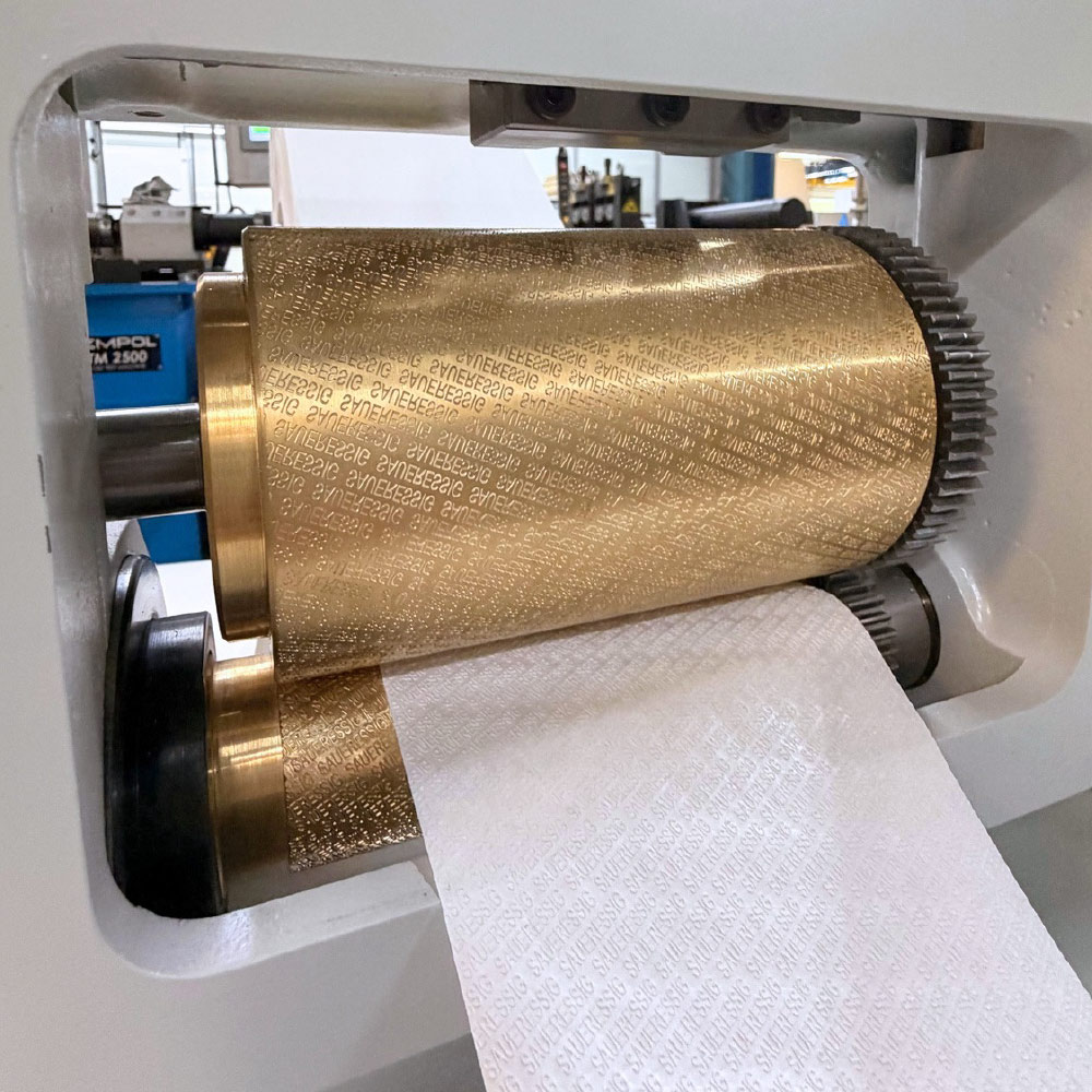 Prägewalze in einer Prüfmaschine beim Prägen von Papierstrukturen