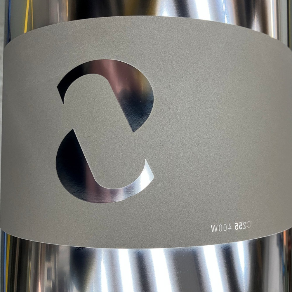 Embossing cylinder with ultra-matt surface finishing featuring the engraved Saueressig logo