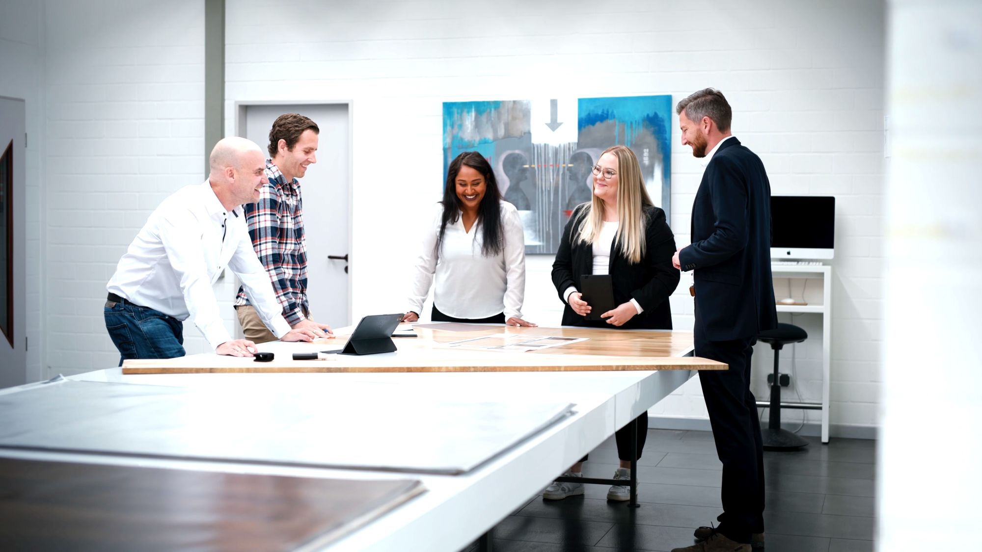Team bei einer Design-Besprechung