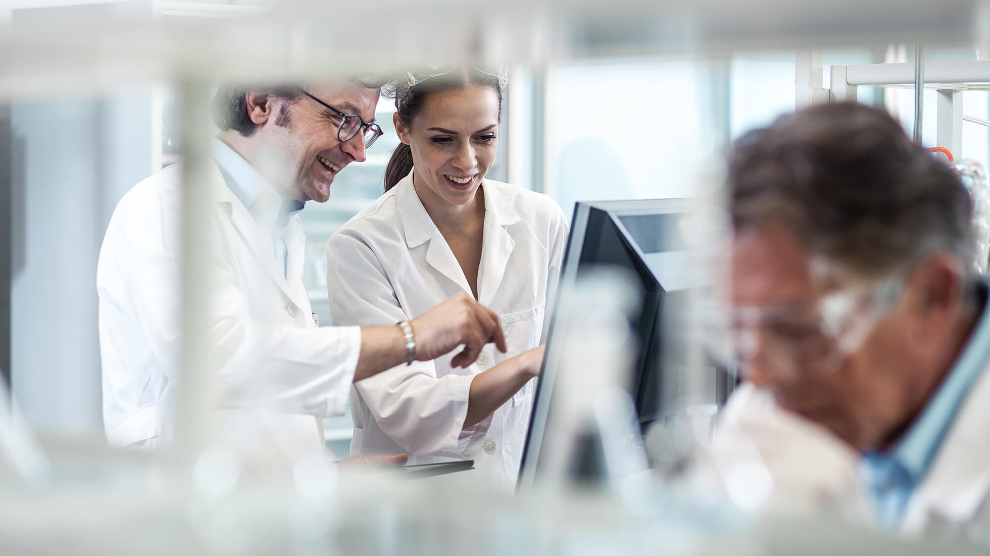 Wissenschaftler im Labor bei der Analyse von Forschungsdaten am Bildschirm